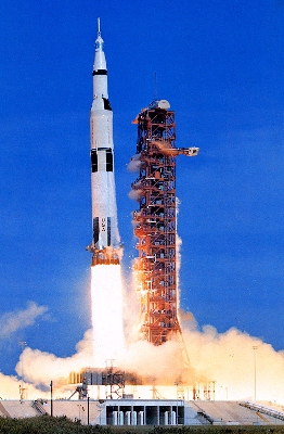 Saturn-V-liftoff-2